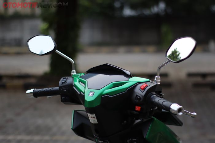 Bagian kemudi Honda Vario 125 ini turut dikustomisasi simpel.