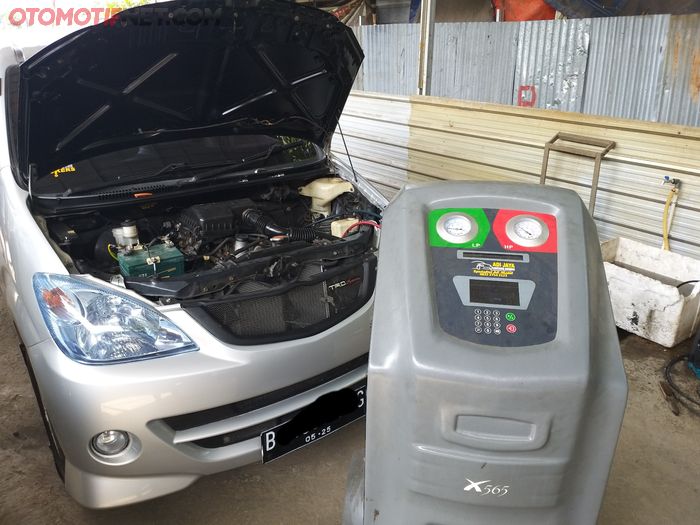 Proses isi freon AC mobil