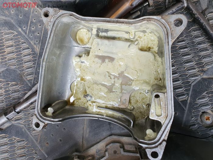 Head dan tutup head silinder Honda Vario 150 ini dipenuhi cairan putih susu, apa penyebabnya ?