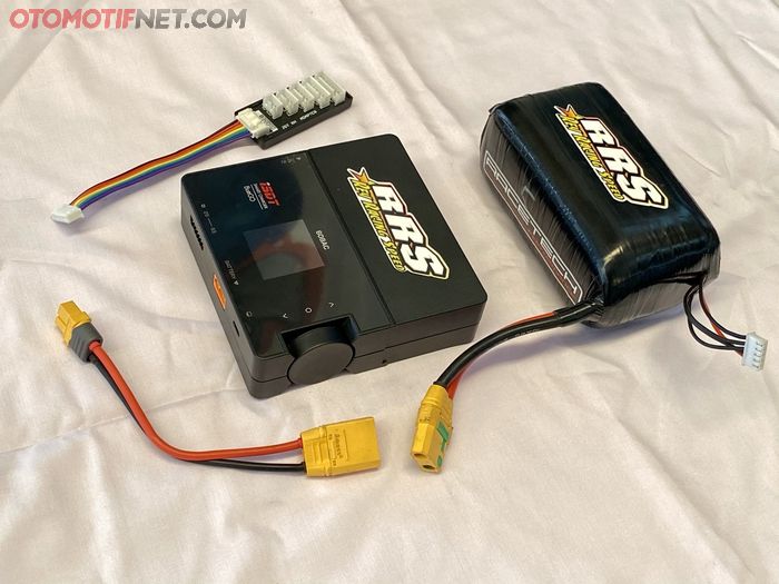 Racetech Battery menggunakan charger khusus, tapi dijual terpisah