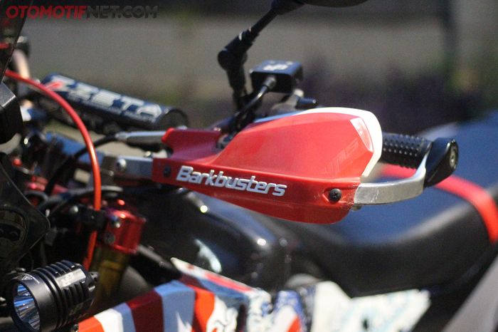 Hand guard Barkbusters siap menjaga tangan pengendaranya dari accident
