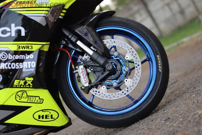 Bagian kaki depan Ninja ZX-25R milik Darren, sudah upgrade bagian pengereman dan repaint pelek.