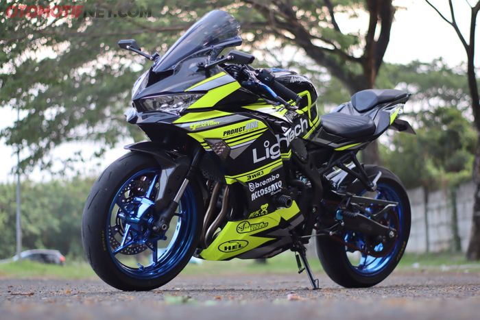 Ogah standar, Kawasaki Ninja ZX-25R ini kena modifikasi ala racing look! 