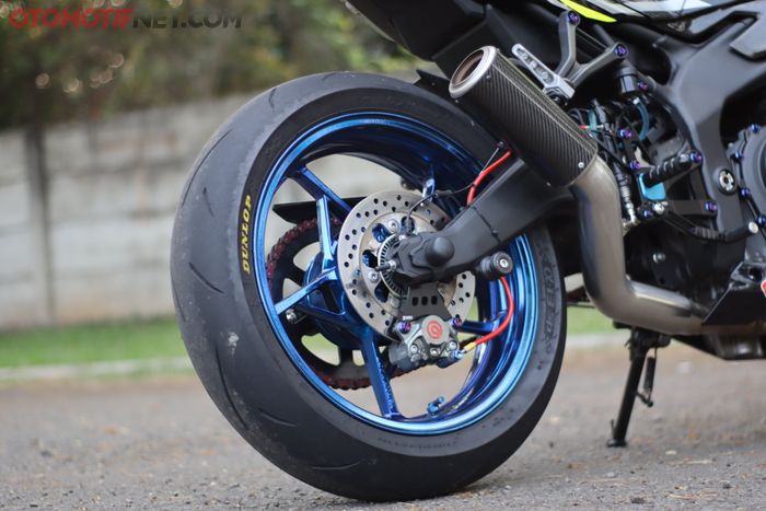 Kaki belakang Nnja ZX-25R ini yang turut diupgrade, plus knalpot custom garapan DD Exhaust.