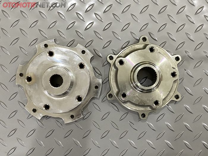 Kiri hub buatan Boss Vespa punya diameter as roda kecil sesuai milik Sprint dan Primavera, kanan hub milik Vespa 946 dengan diameter as besar