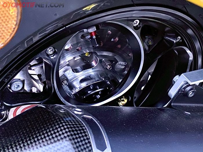 Hub buatan Boss Vespa sebagai dudukan cakram dan pelek, gak perlu beli punya Vespa 946