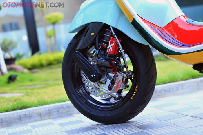 Kaki depan padat berkat kaliper Brembo GP4RX, sokbrekernya X2e bisa atur pakai remot