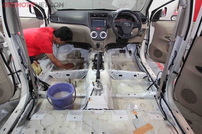 Ilustrasi membersihkan dek atau lantai mobil