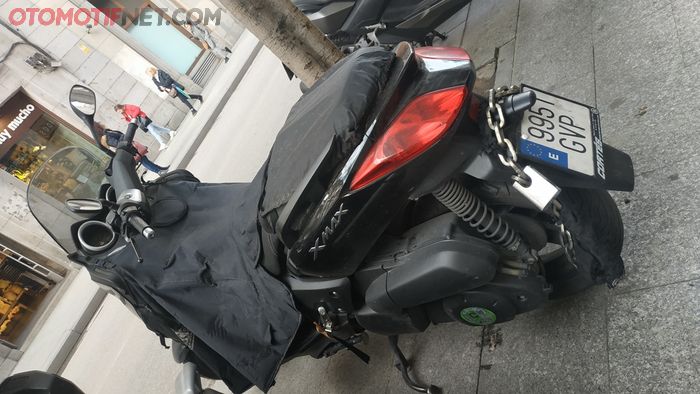 Mudah menemukan Yamaha XMAX di jalanan Madrid, lihat gemboknya, gede banget!