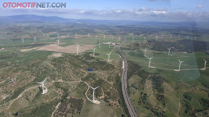 Terbang di atas wilayah Jerez, banyak dijumpai pembangkit listrik tenaga angin