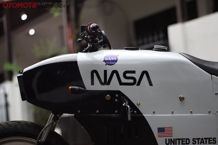 Aura pesawat OSS Challenger NASA diimplementasikan ke Honda Supra X street cub garapan Rainbow Moto Builder ini.