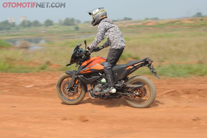 Meski tampilan adventure, tapi KTM 390 Adventure punya mesin yang bringas layaknya pacuan balap