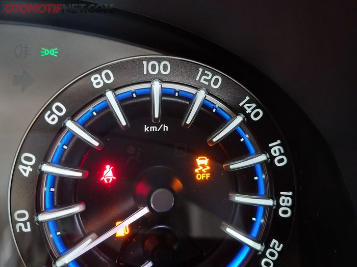 Indikator fitur Vehicle stability control di Toyota New Kijang Innova