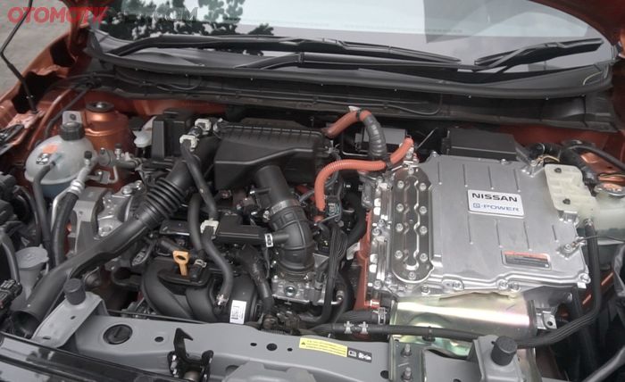 Posisi motor listrik bersebelahan dengan mesin bakar