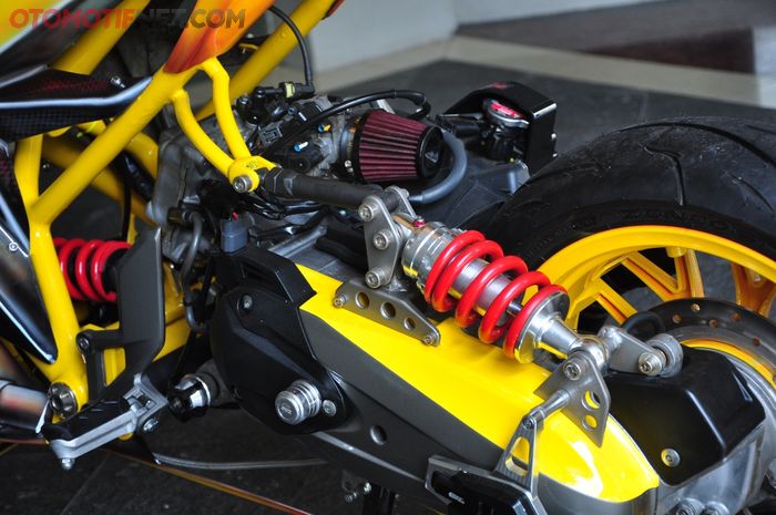 Suspensi belakang terpasang di atas CVT Vario 125, sebelum ke sasis dikasih link