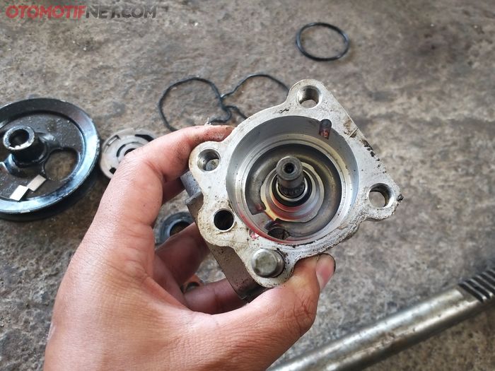 komponen bagian dalam pompa power steering hidraulis