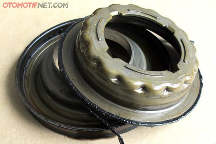 Seal piston transmisi otomatis yang sudah tidak elastis, bisa jadi penyebab transmisi ngejeduk saat perpindahan