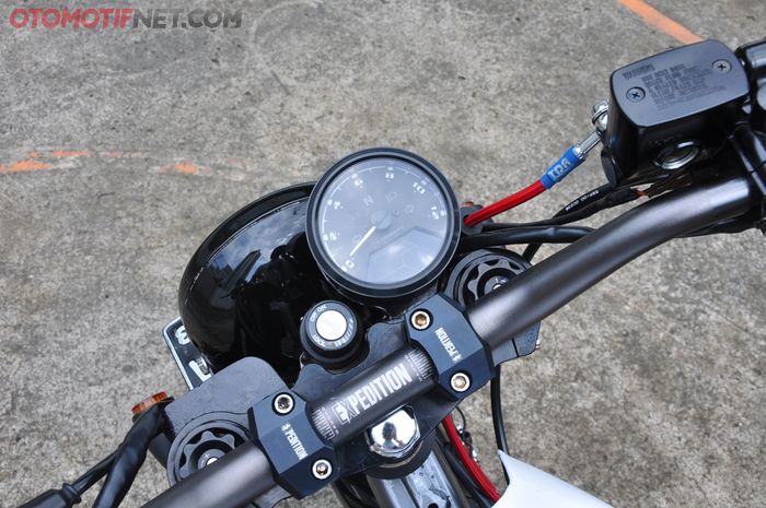 Spidometer digital aftermarket bikin area setang Scorpio ini terlihat rapi