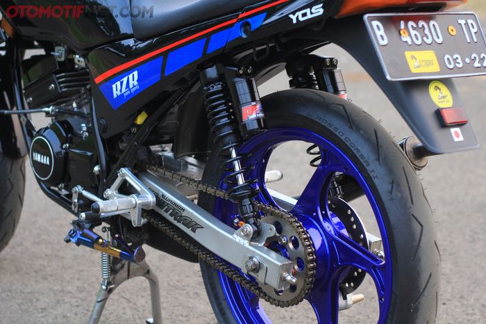 Swing arm Ninja 150R dibalik, papas sedikit bagian depan, lalu dibuatkan dudukan sokbreker kanan dan kiri
