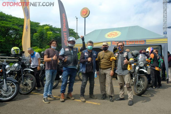 Foto bareng di Royal Enfield Bintaro sebagai TKP (Tempat Kejadian Photo) pertama