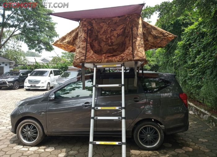 Rooftop tent Rangaroo Motoshop yang terpasang di Toyota Calya.