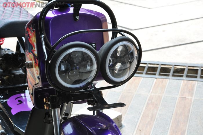 Sepasang headlamp Daymaker menjadi identitas khas Ruckus menggantikan lampu asli Spacy