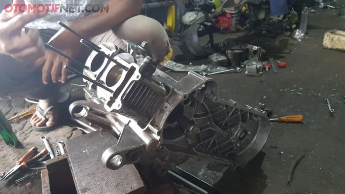 Mesin Honda BeAT 2 silinder inline karya bengkel OM2S 