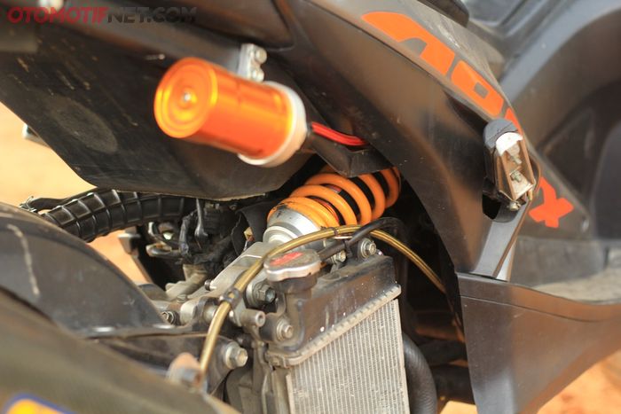 Monosok Nui Racing milik V-Ixion terpasang di Aerox 155 ini, bracketnya dibuat lebih tinggi 5 cm