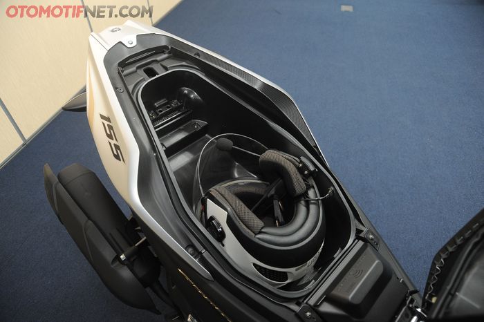 Bagasi All New Aerox 155 Connected tetap luas, menampung sebuah helm half face dengan mudah
