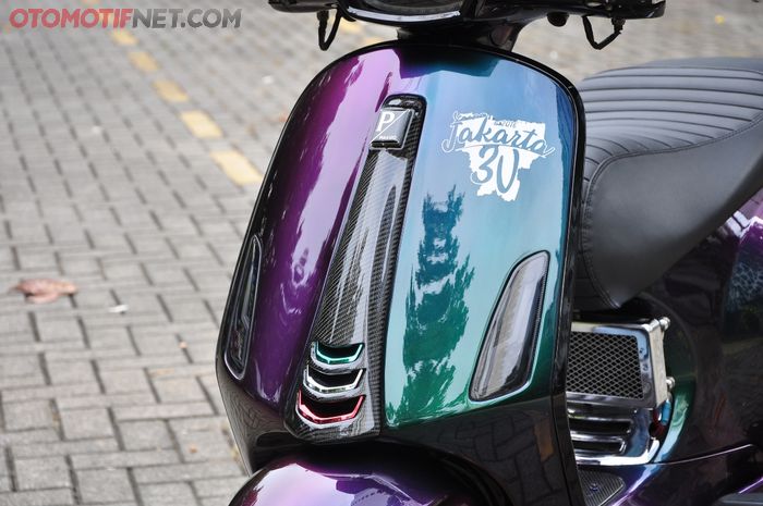 &lsquo;Dasi&rsquo; Vespa Sprint ini diberi aksen karbon kental akan nuansa sporty