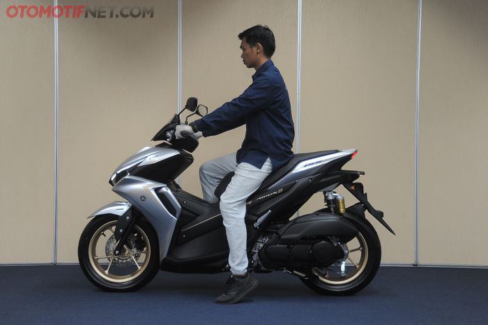 Postur 170 cm perlu sedikit jinjit saat mencoba menapakan kaki di All New Aerox 155 Connected