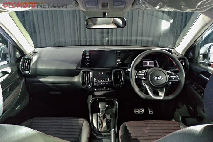 Interior Compact SUV Kia Sonet, dijejali berbagai fitur seperti infotainment system dari Bose dan auto climate control.