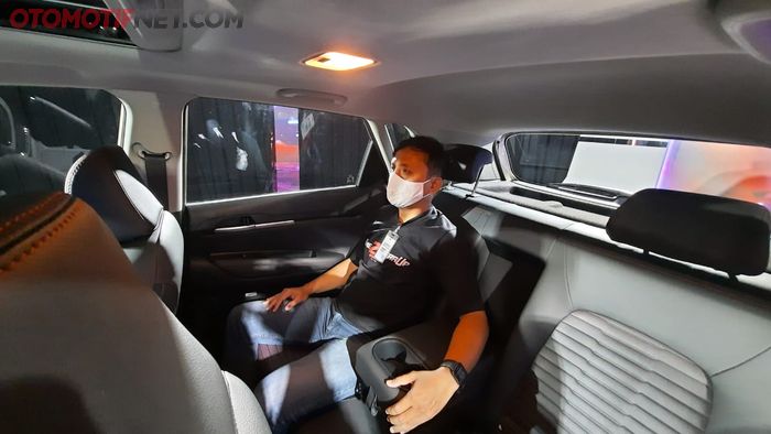 Meski compact, ruang kabin belakang tergolong lega untuk postur tubuh rata-rata orang Indonesia
