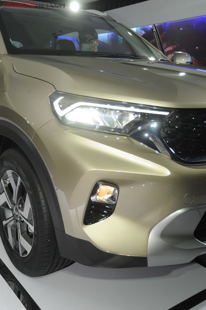 Desain lampu depan lebih sipit dari Kia Seltos, pencahayaan sudah LED dan berhiaskan DRL di atasnya