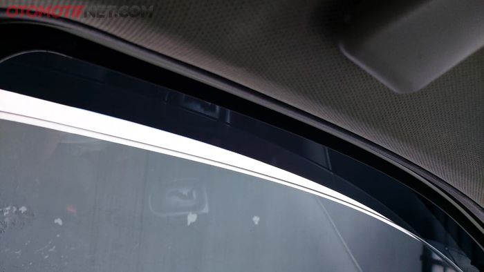Jangan biasakan kaca jendela terbuka saat mobil diparkir