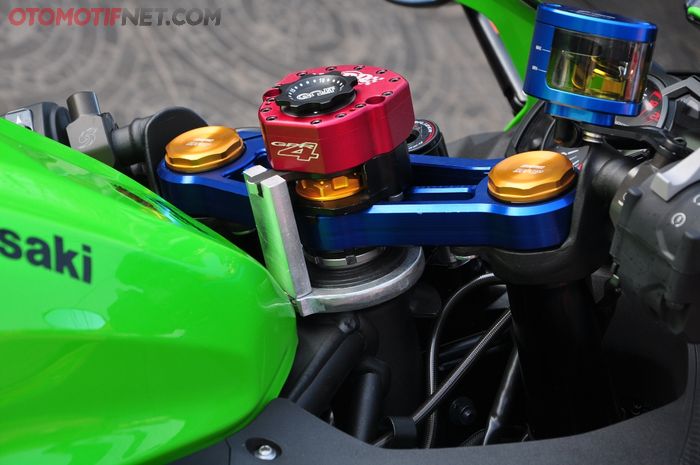 Steering damper GPR pun terpasang rapi di Ninja ZX-25R