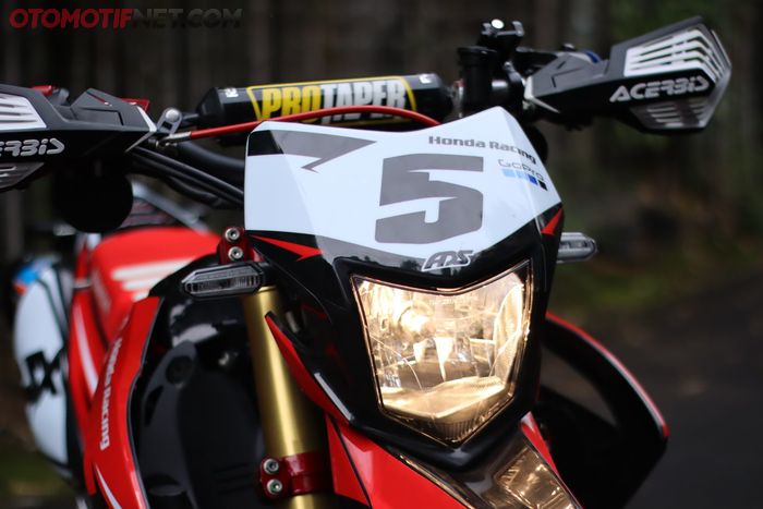 Ciri khas headlamp CRF250 Rally hilang berkat penggunaan bodi full set CRF250L.