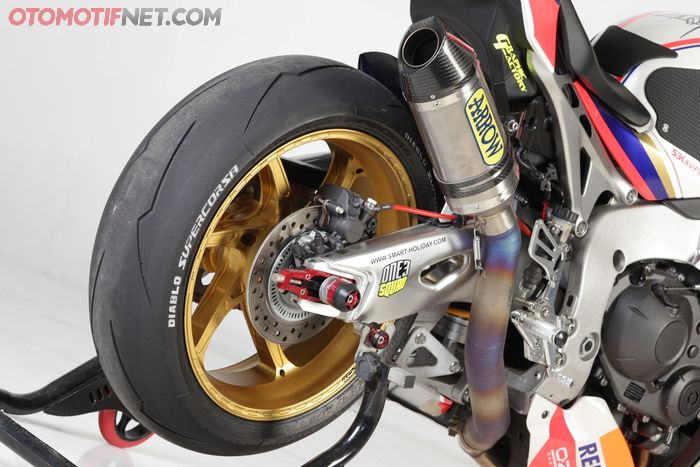 Knalpot andalkan Arrow Competition SBK berbahan titanium, CBR1000RR SP ini jadi makin ringan