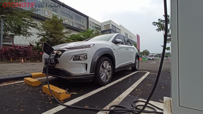 Hyundai Kona Electric sedang isi daya listrik di SPKLU dengan harga Rp 1.357 per Kwh