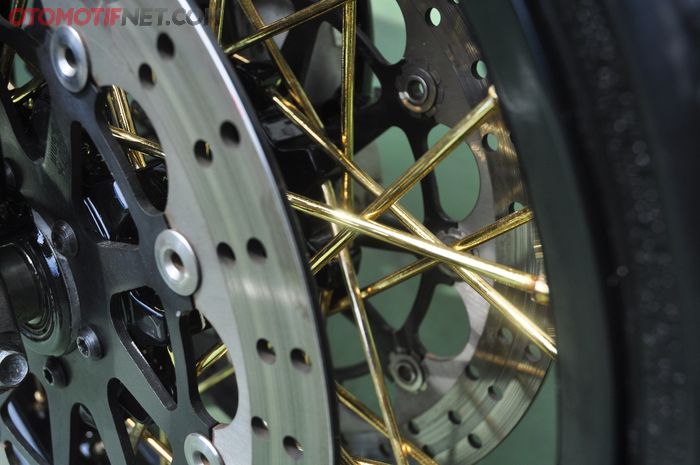 Jari-jari Ducati Sport Classic ini dilapis krom emas, klop dengan bodi kuning
