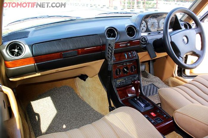 Interior estate diupgrade ke tahun muda, bahan wool pada jok berwarna coklat