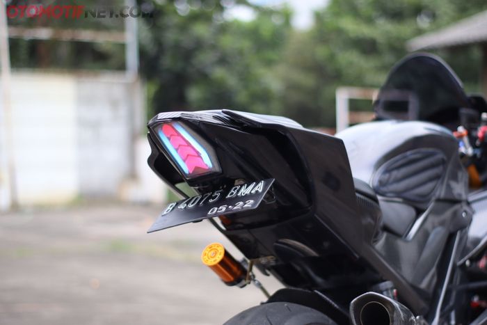 Stoplamp 3in1 Shark Power di Yamaha R15 V3, bikin area buritan makin kece. 