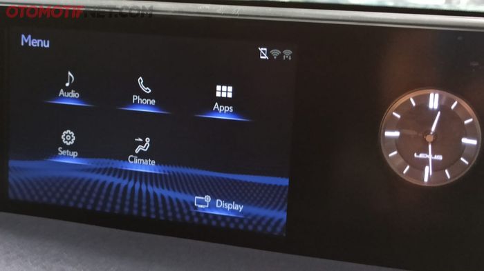 Layar infotainment Lexus UX 300e yang dijual ke konsumen akan lebih besar yakni 10,3 inci 