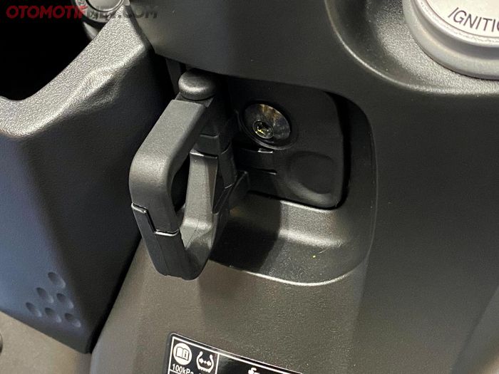 Di bawah setang Yamaha Gear 125 terdapat gantungan yang bisa dilipat dan dilengkapi pengunci
