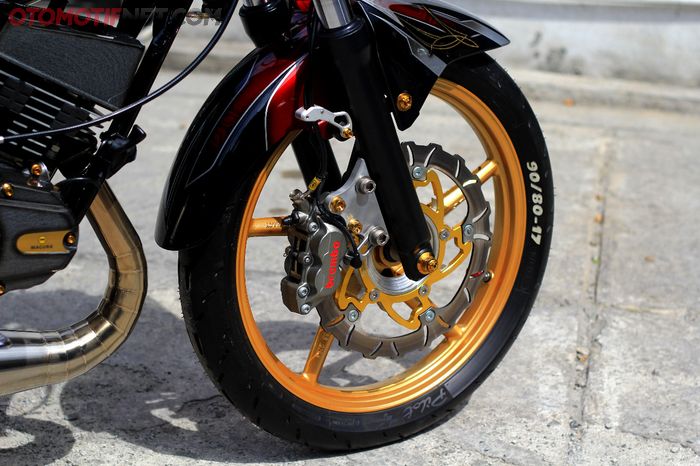 Cakram Fast Bikes menempel pada adaptor tebal agar kaliper Brembo 4P tidak mentok pelek