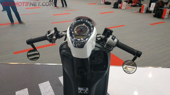 Setang bawaan All New Honda Scoopy ditekuk lebih ke bawah, spion model bar end