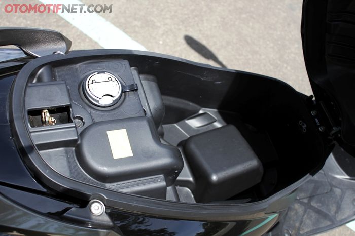 Bagasi Kymco GP 125 sebenarnya cukup lega, tapi karena panel kotak di dasar jadi tidak bisa memuat helm