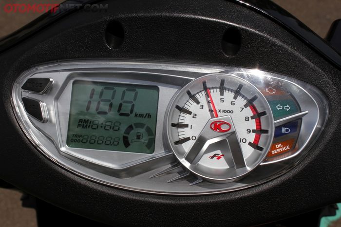 Panel instrumen Kymco GP 125 terdiri dari kombinasi layar LCD dengan takometer analog