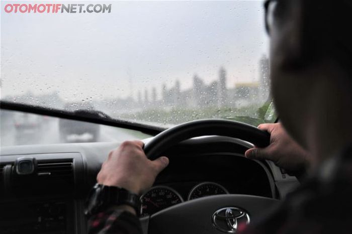 Ilustrasi kaca depan buram saat berkendara di musim hujan, meski sudah mengaktifkan wiper