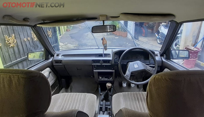 Interior Toyota Corolla SE Saloon masih berbahan fabric dan full originial